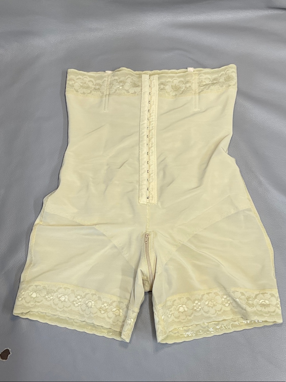 High-Waist Lace-Trim Shaping Short - Cream